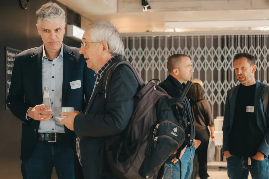 Besucher im Gespräch